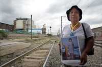 Madres de migrantes centroamericanos desaparecidos durante su recorrido por México visitaron la vieja estación ferroviaria de Lechería, estado de  Mexico, para hablar con los indocumentados que esperan el tren. En la imagen, Emeteria Martínez, de 70 años, sostiene un retrato de su hija Ada Marlén, de quien no ha vuelto a saber hace 20 años, cuando partió hacia Estados Unidos y dejó a dos hijos