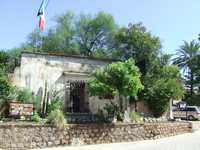 La casa donde la extinta actriz María Félix nació y vivió sus primeros años(arriba) fue uno de los pocos inmuebles que resultaron indemnes tras el paso del huracán Norbert, gracias a que se encuentra en la zona alta del municipio de Álamos, Sonora