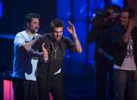 Juanes agradece al público uno de los premios que recibió anoche durante la entrega de las Lenguas de MTV