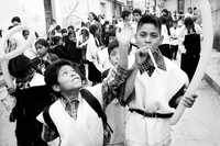 Niños desfilan por las calles de San Cristóbal de las Casas, en imagen de archivo