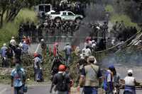Indígenas colombianos bloquean una carretera en las cercanías de la ciudad de Candelaria, en el sureste del país sudamericano