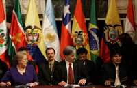 Michelle Bachelet, el vicepresidente boliviano Álvaro García Linera y Evo Morales, ayer en la sesión de legisladores de la Unión de Naciones Sudamericanas en la ciudad de Cochabamba, futura sede de ese mecanismo regional