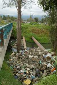 La basura se acumula cerca del canal de aguas negras que cruza Tláhuac     Roberto García Ortiz