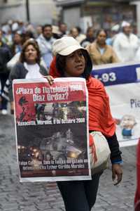 Maestros realizaron una megamarcha para exigir que no se aplique la Alianza por la Calidad de la Educación y se derogue la Ley del ISSSTE. Los profesores derribaron las vallas que resguardan la entrada a Los Pinos