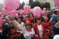 Ayer, en el Monumento a la Revolución, cientos de mujeres respondieron al llamado de Andrés Manuel López Obrador en defensa del petróleo