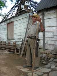 Orlando Díaz Sarmiento, productor de barro que vive en Timbalito, en la misma ciudad, espera ayuda oficial para reparar el techo que le destruyó el huracán