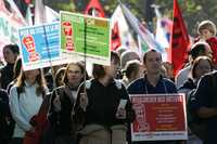 Decenas de miles de personas marcharon ayer en París, Francia, para repudiar el plan del gobierno de Nicolas Sarkozy de recortar más 13 mil plazas de maestro en 2009, en vísperas de que el Congreso analice el presupuesto para el sector educativo. En algunas pancartas se leía: "Revaloren nuestra profesión" y "Mejor empleo"