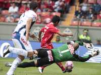 El choricero Néstor Calderón (en medio) al momento de anotar el segundo gol de su equipo ante el inútil lance de Miguel Calero