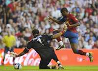 Samuel Eto’o esquiva al portero Iraizoz para lograr el único tanto en el duelo entre Barcelona y Athletic de Bilbao