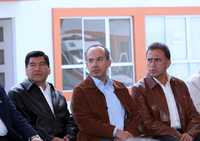 El presidente Felipe Calderón Hinojosa aparece con el gobernador de Puebla, Mario Marín, y el director general del ISSSTE, Miguel Ángel Yunes