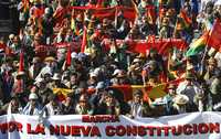 El presidente boliviano, Evo Morales (al centro parte baja), encabezó la llegada de la marcha a La Paz para presionar al Congreso a fijar una fecha para el referendo constitucional, que finalmente ayer se acordó para el próximo 25 de enero