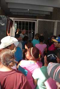Familiares de presos del penal de Reynosa, Tamaulipas, hacen fila para entrar de visita, luego del motín de lunes, en el que 21 internos fueron asesinados
