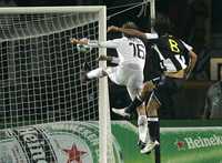 El brasileño Amaury, del Juventus (derecha), al momento de anotar el segundo gol al conjunto merengue