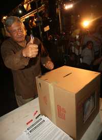 Andrés Manuel López Obrador, al emitir su voto durante la asamblea informativa sobre la reforma de Pemex