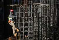 Un obrero refuerza las varillas de acero que forman la construcción del World Trade Center en Nueva York