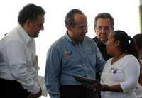 Felipe Calderón, acompañado por el gobernador de Chiapas, Juan Sabines Guerrero, entregó apoyos a mujeres