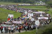 Al menos 25 mil indígenas colombianos marchan por la carretera Panamericana hacia Cali en protesta contra el gobierno de Álvaro Uribe