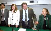 Salomón Jaro, Yeidckol Polevnsky, Ricardo Monreal y Rosario Ibarra, durante la conferencia de prensa que ofrecieron ayer en el Senado