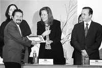 La subsecretaria de Población, Ana Teresa Aranda; el fotoperiodista Alfredo Domínguez; Margarita Zavala, esposa del presidente Felipe Calderón, y el diputado Antonio Valladolid, ayer en Gobernación