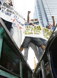 Protesta de transportistas contra el alza de precios del diesel en Manila, Filipinas. En el acto repudiaron a las petroleras Caltex, Shell y Petron