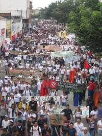 Imagen de archivo de marcha en Cali contra crímenes de Estado y los paramilitares