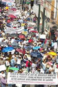 Maestros de la CNTE durante la marcha que se realizó ayer en Cuernavaca