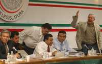 El diputado de Convergencia Cuauhtémoc Velasco (derecha) fustiga a panistas y priístas antes de abandonar el encuentro de la Comisión de Energía en San Lázaro