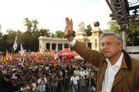 Andrés Manuel López Obrador, ayer durante la asamblea informativa en defensa del petróleo, frente al Hemiciclo a Juárez