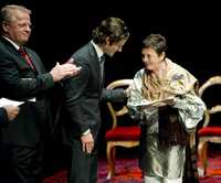 Carl Philip, príncipe de Suecia, felicita a la fotógrafa mexicana Graciela Iturbide, quien recibió el premio de la fundación Hasselblad 2008 en Gotemburgo