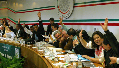 Sin análisis ni debate aprueban dictámenes de reforma energética Sin análisis ni debate aprueban dictámenes de reforma energética