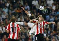 Fernando Gago, del Real Madrid, intenta rematar pese a la marca de Fernando Llorente, del Bilbao