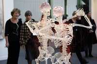 Los visitantes a la FIAC se detienen a mirar el baile de los equeletos de resina del artista Javier Pérez. "Lo que pasa es bueno. Los precios se corresponden con la realidad", coincidieron galeristas que participaron en la feria que ayer concluyó