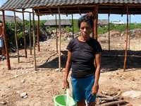 Margot Ortega, quien perdió su vivienda por el huracán Ike, en Gibara, Cuba, se aloja en una "facilidad temporal" que se levanta con madera y planchas de fibra de papel y cartón prensadas con asfalto