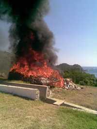 Aspecto de la incineración de droga, ayer en Huatulco, Oaxaca