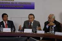 El senador José Guadarrama Márquez, el gobernador del BdeM, Guillermo Ortiz, y el senador Carlos Jiménez Ma-cías, durante la reunión con parlamentarios de la Unión Europea