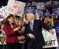 John McCain, candidato republicano a la Casa Blanca, durante un acto proselitista ayer en Hershey, Pensilvania, acompañado de su compañera de fórmula, Sarah Palin