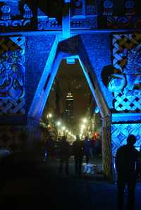 Decenas de personas acudieron anoche al Zócalo para ver la megaofrenda por el Día de Muertos