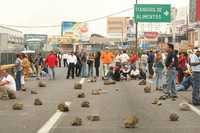 Bloqueo de la carretera México-Cuernavaca por maestros de Morelos, a la altura de Tres Marías, el pasado 7 de octubre