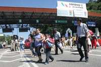 Maestros disidentes de Guerrero tomaron ayer la caseta de La Venta, casi a la entrada de Acapulco, y dejaron pasar libremente a los automovilistas, como parte de la segunda etapa de su lucha contra la Alianza por la Calidad de la Educación