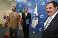 El senador Gustavo Enrique Madero; Germán Martínez Cázares, presidente del Partido Acción Nacional, y el diputado Héctor Larios Córdova, en conferencia de prensa