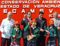 Fidel Herrera y José Sarukhán durante la entrega de premios