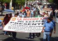 Maestros de Guerrero marchan por las principales calles de Chilpancingo, en protesta contra la Alianza por la Calidad de la Educación