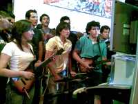 Jóvenes usuarios de Guitar Hero. Los videojuegos permiten imaginar, sentir y "vivir"