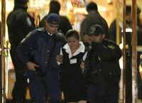 Policías desalojan a una de las empleadas del restaurante donde un grupo de ladrones tomó a 20 personas en rehenes