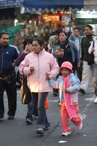 Habitantes del Distrito Federal se protegen del frío, en días pasados