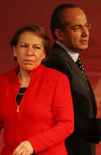La titular de la Secretaría de Energía, Georgina Kessel, y el presidente Felipe Calderón en el 40 Foro Nacional de la Industria Química