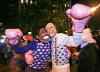 Estadunidenses que llevan máscaras de Obama y McCain se divierten en la noche de brujas en el barrio neoyorquino de Greenwich Village