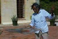 Francisco Toledo intenta que un papalote alce el vuelo, ayer, en el Centro de las Artes de San Agustín Etla, Oaxaca, fundado por el mecenas y promotor cultural hace una década