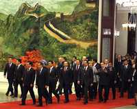Los presidentes de China, Hu Jintao (tercero desde la izquierda), y Francia, Nicolas Sarkozy (cuarto), seguidos por líderes asiáticos y europeos, en el Gran Salón del Pueblo, en Pekín, el 24 de octubre pasado, en el contexto de la reunión de la ASEM