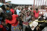 Refugiados de la República Democrática de Congo, cerca de Goma, al escuchar un rumor sobre la inminente distribución de comida en un campamento